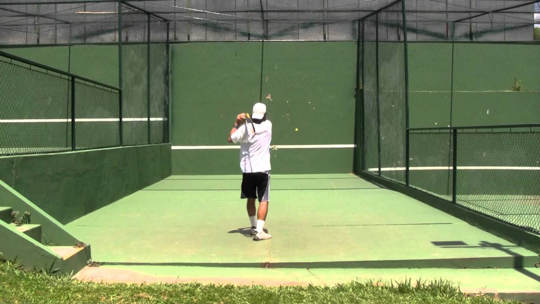 Теннисная стена. Тренировочная стенка для большого тенниса. Стенка для большого тенниса на даче. Площадка для сквоша на даче. Стенка для сквоша уличная.